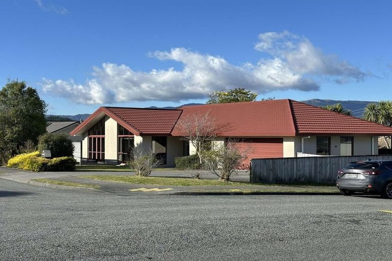 Photo of property in 37 Mcewen Crescent, Riverstone Terraces, Upper Hutt, 5018