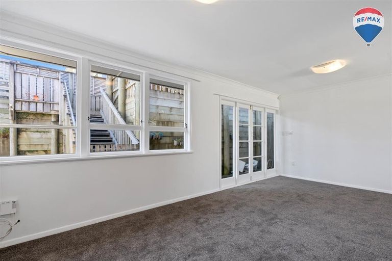 Photo of property in 43 Stewart Drive, Newlands, Wellington, 6037
