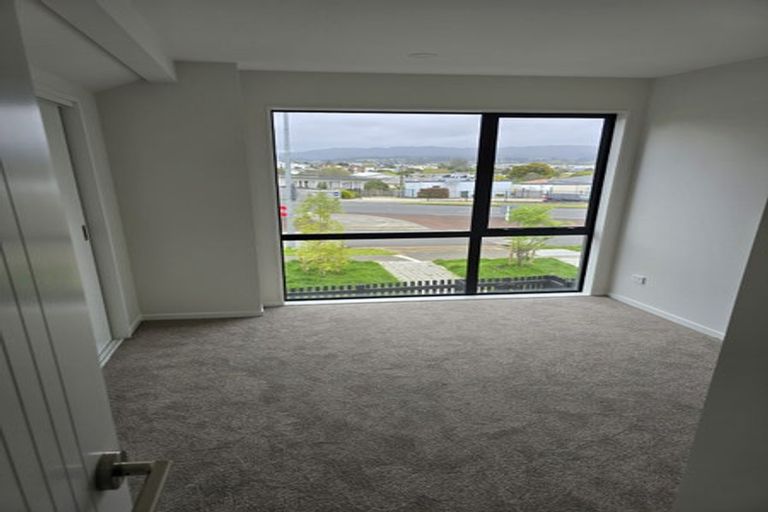 Photo of property in 1/267 Great North Road, Henderson, Auckland, 0612