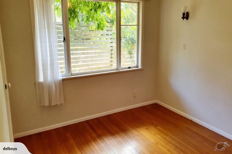 Photo of property in 18 Bond Crescent, Forrest Hill, Auckland, 0620