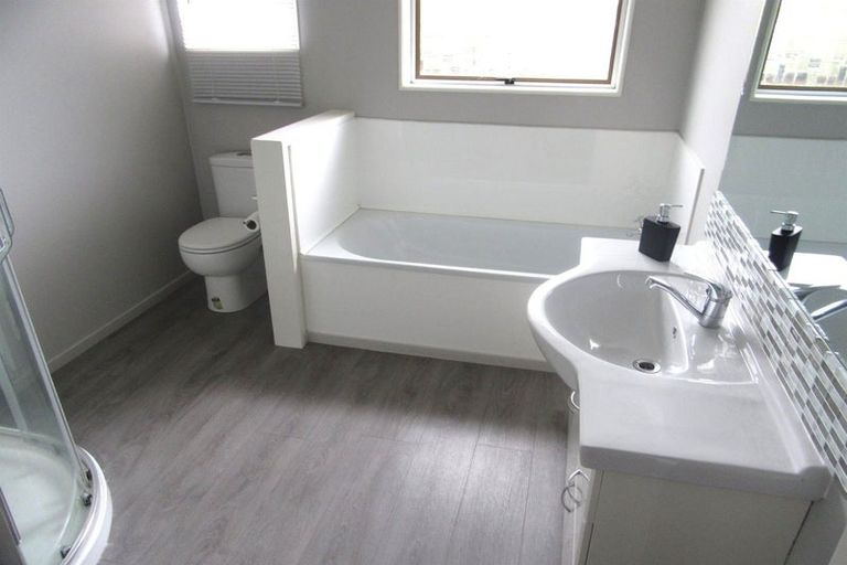 Photo of property in 21 Salford Avenue, Redwood, Christchurch, 8051
