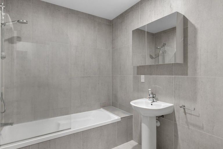 Photo of property in 14b Mckerrow Place, Sunshine Bay, Queenstown, 9300