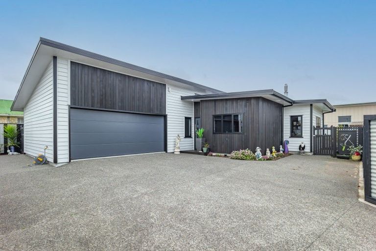 Photo of property in 10a Queenwood Road, Levin, 5510