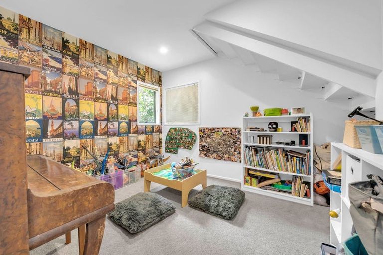 Photo of property in 11 Opou Road, Titirangi, Auckland, 0604