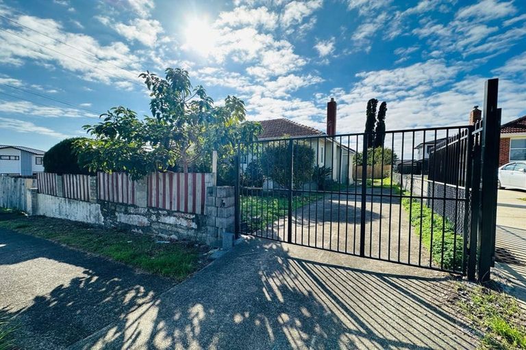 Photo of property in 39 Cambridge Terrace, Papatoetoe, Auckland, 2025