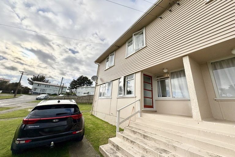 Photo of property in 2a-2b Devon Place, Cannons Creek, Porirua, 5024