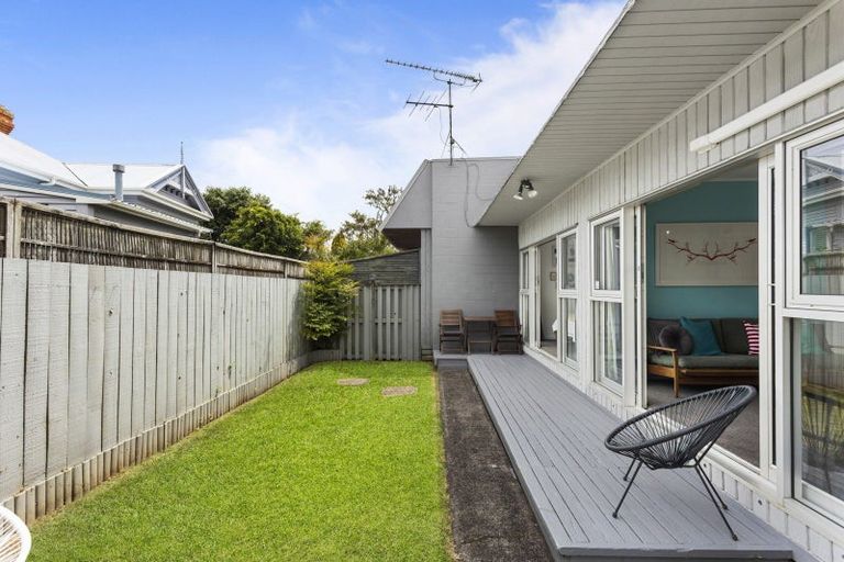 Photo of property in 2/2a Eskdale Road, Birkdale, Auckland, 0626