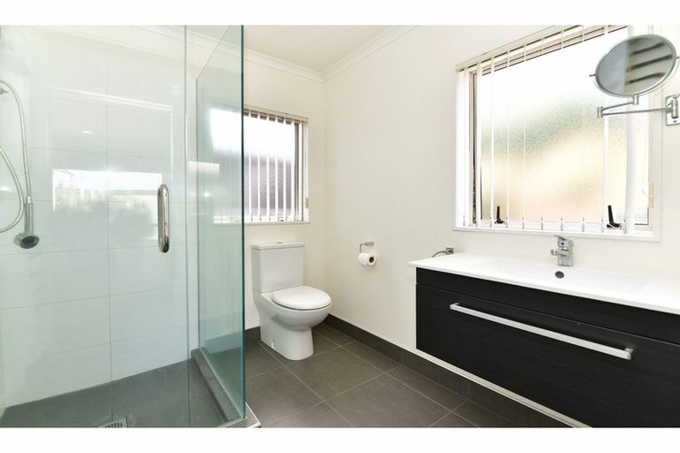 Photo of property in 110 Lakeside Drive, Orewa, 0931