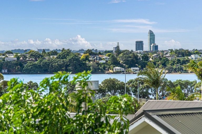 Photo of property in 1a Glen Road, Stanley Point, Auckland, 0624