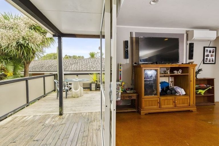 Photo of property in 2/66 Birkdale Road, Birkdale, Auckland, 0626