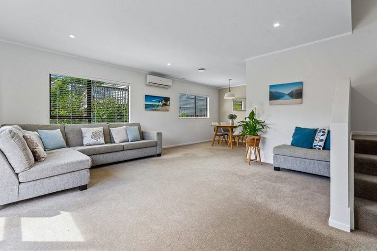 Photo of property in 2/13 Heather Place, Sunnynook, Auckland, 0620