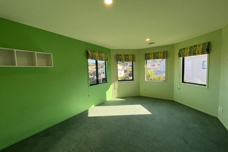 Photo of property in 6 Bennett Grove, Newlands, Wellington, 6037