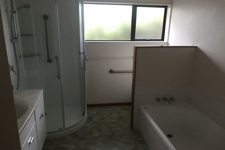 Photo of property in 18 Karamu Street, Te Atatu Peninsula, Auckland, 0610