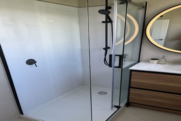 Photo of property in 2/134 Edmonton Road, Te Atatu South, Auckland, 0610