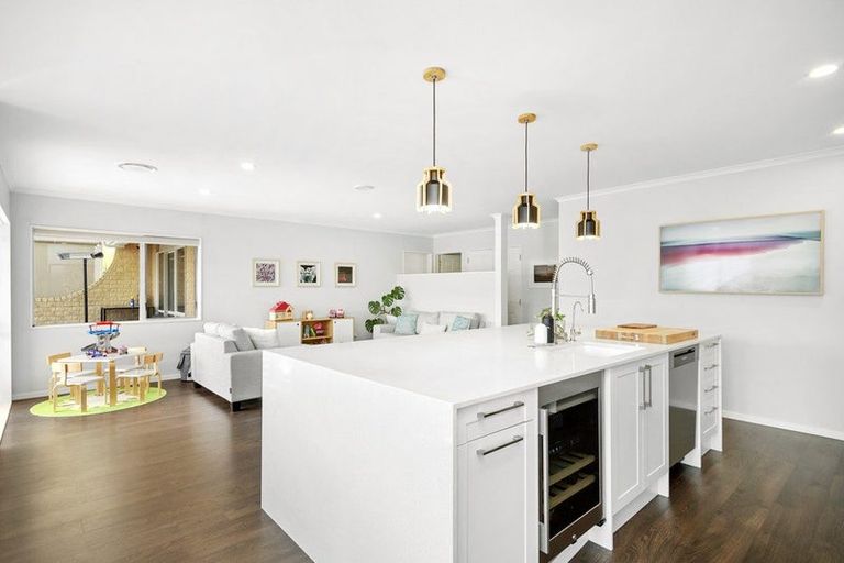 Photo of property in 125 Woodman Drive, Tawa, Wellington, 5028