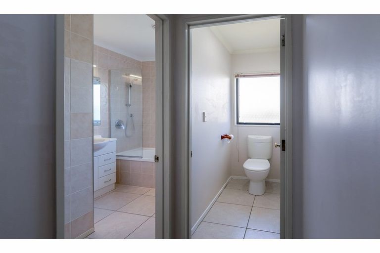 Photo of property in 4 Cloghan Close, Massey, Auckland, 0614