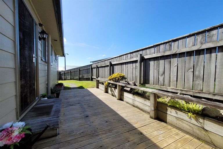 Photo of property in 10 Bayswater Place, Newlands, Wellington, 6037