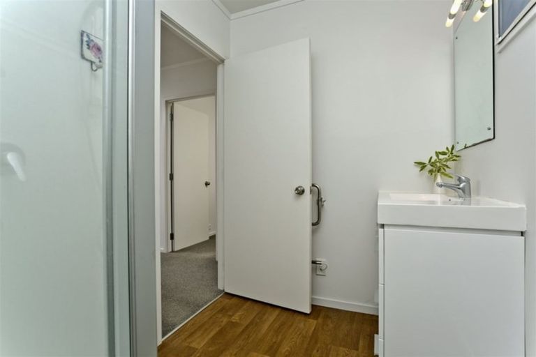 Photo of property in 2/52 Sunnynook Road, Sunnynook, Auckland, 0620