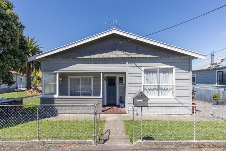 Photo of property in 15 Waverley Street, Waipawa, 4210