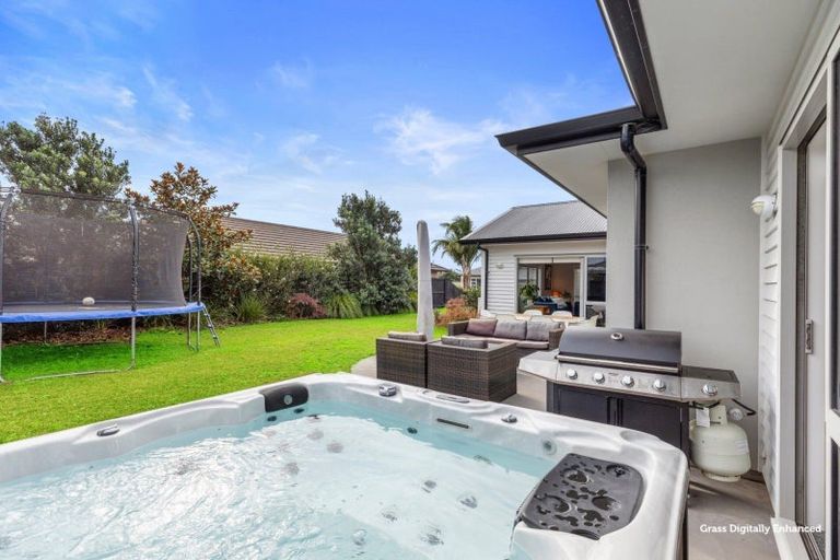 Photo of property in 16 Raiha Street, Papamoa Beach, Papamoa, 3118
