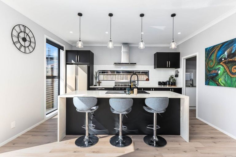 Photo of property in 28 Queen Charlotte Drive, Aotea, Porirua, 5024