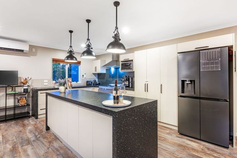 Photo of property in 11 Te Puia Drive, Aotea, Porirua, 5024