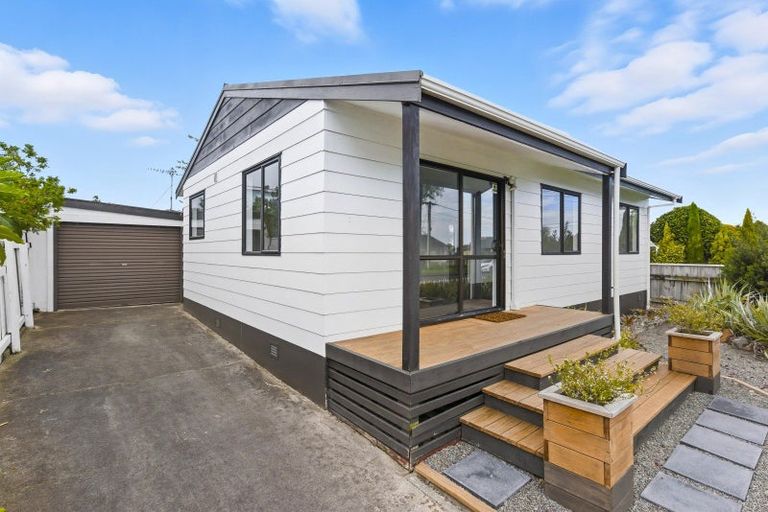 Photo of property in 42 Quinn Road, Levin, 5510