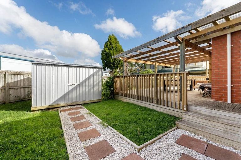 Photo of property in 9 Gwendoline Avenue, Te Atatu Peninsula, Auckland, 0610