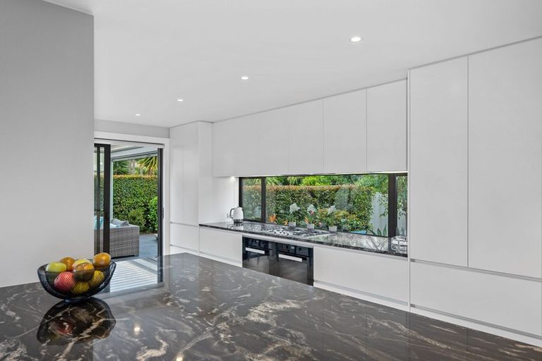 Photo of property in 9 Craig Road, Milford, Auckland, 0620