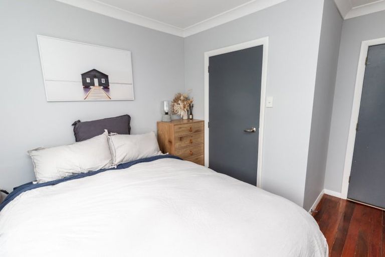 Photo of property in 9 Pinkerton Grove, Newlands, Wellington, 6037