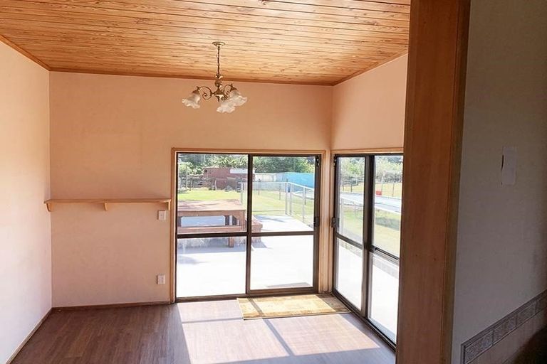 Photo of property in 15 Te Henga Road, Waitakere, Henderson, 0781