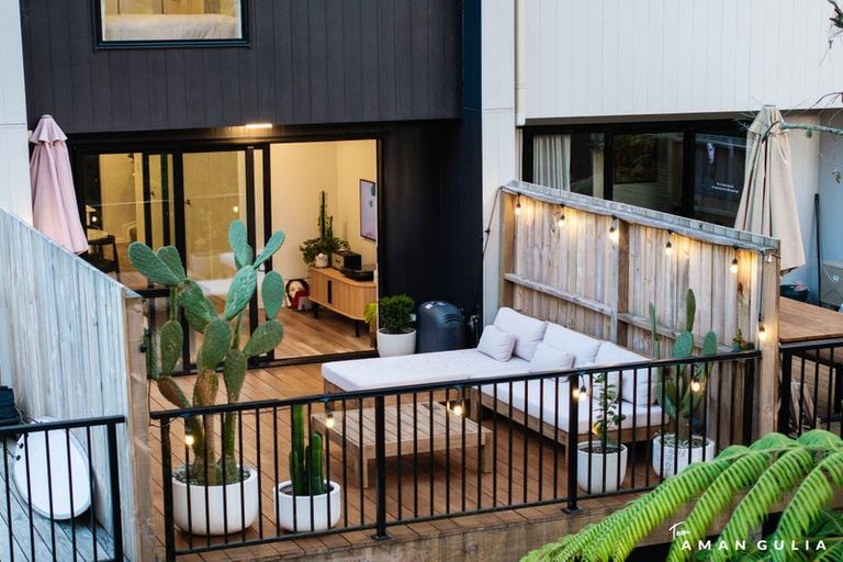 Photo of property in 33 Tokai Place, Glen Eden, 0602