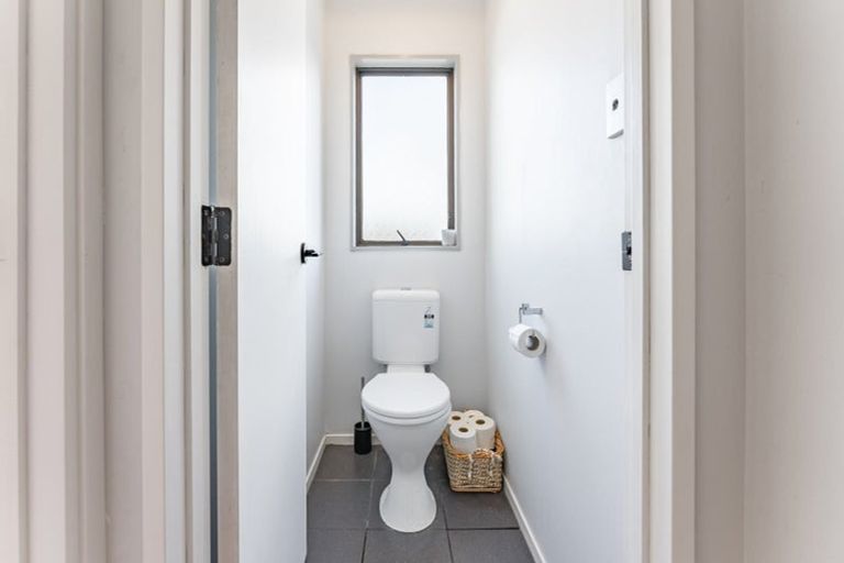 Photo of property in 2/15 Sunward Rise, Glenfield, Auckland, 0629