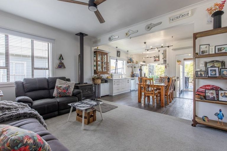 Photo of property in 13 Waverley Street, Waipawa, 4210