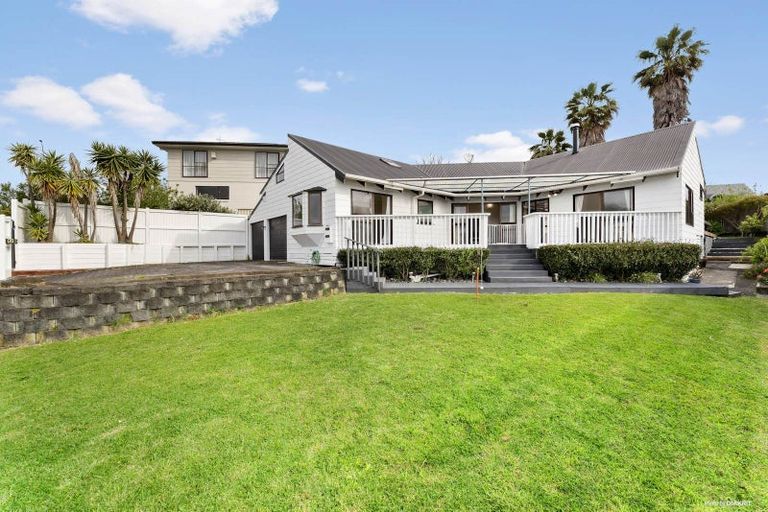Photo of property in 4 Raphael Place, West Harbour, Auckland, 0618