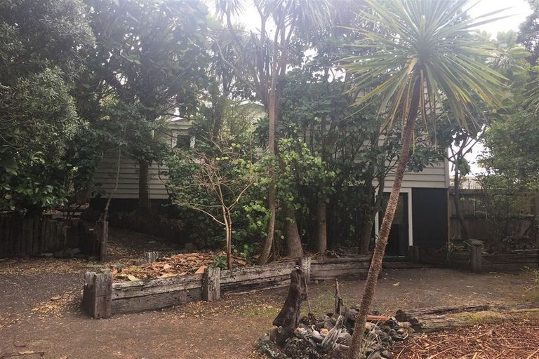 Photo of property in 20 Golf Road, New Lynn, Auckland, 0600