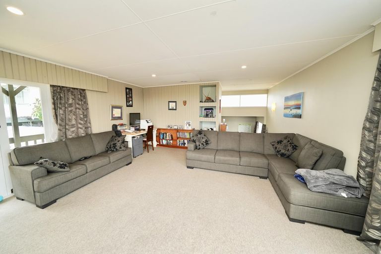 Photo of property in 4 D'urville Place, Kelvin Grove, Palmerston North, 4414