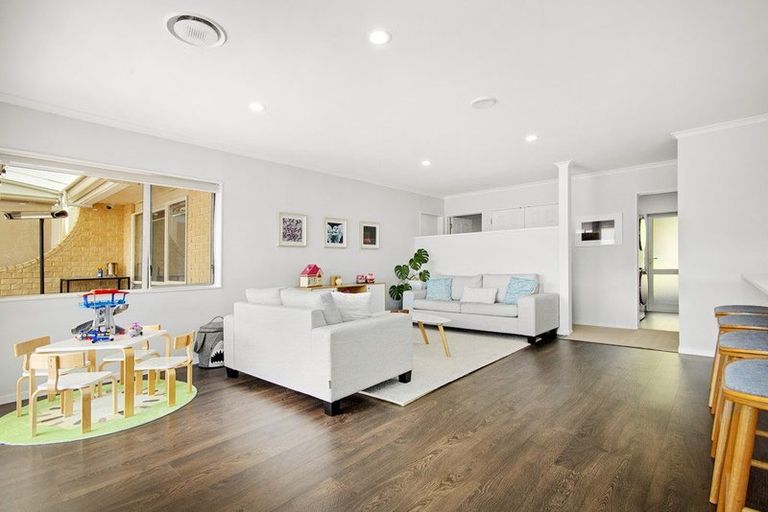 Photo of property in 125 Woodman Drive, Tawa, Wellington, 5028