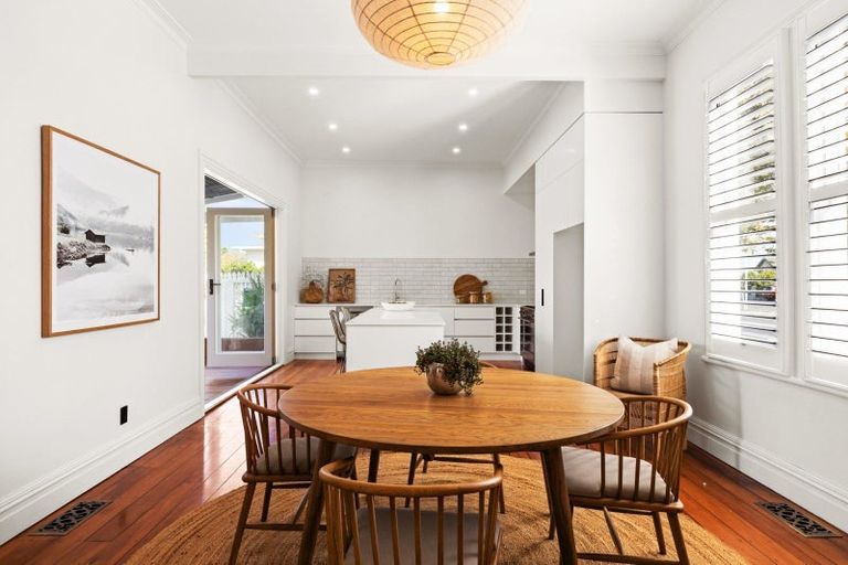 Photo of property in 27 Napier Terrace, Hospital Hill, Napier, 4110