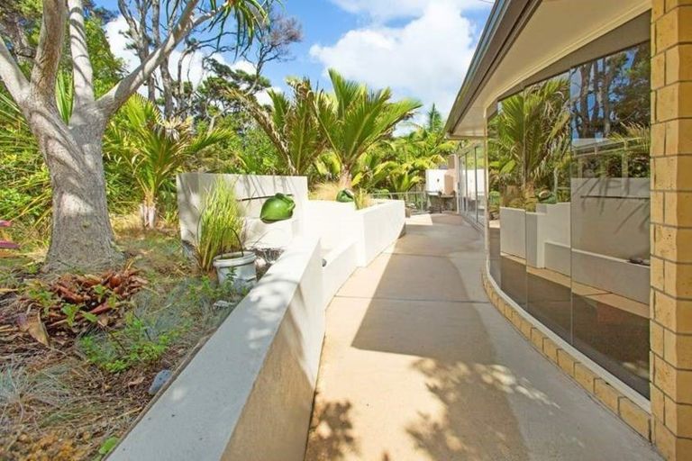Photo of property in 36 Kittiwake Drive, Schnapper Rock, Auckland, 0632