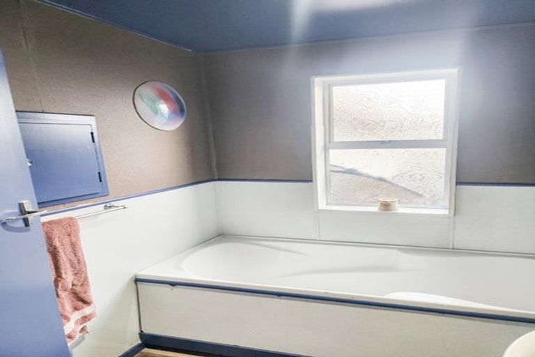 Photo of property in 15 Surrey Street, Orepuki, Riverton, 9881