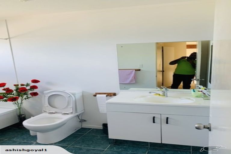 Photo of property in 2b Sunhaven Drive, Newlands, Wellington, 6037