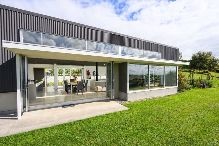 Photo of property in 17 Oram Drive, Turitea, Palmerston North, 4472