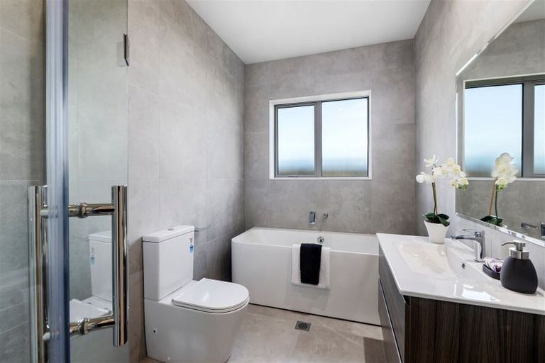 Photo of property in 18 Gilbransen Road, Kumeu, 0810