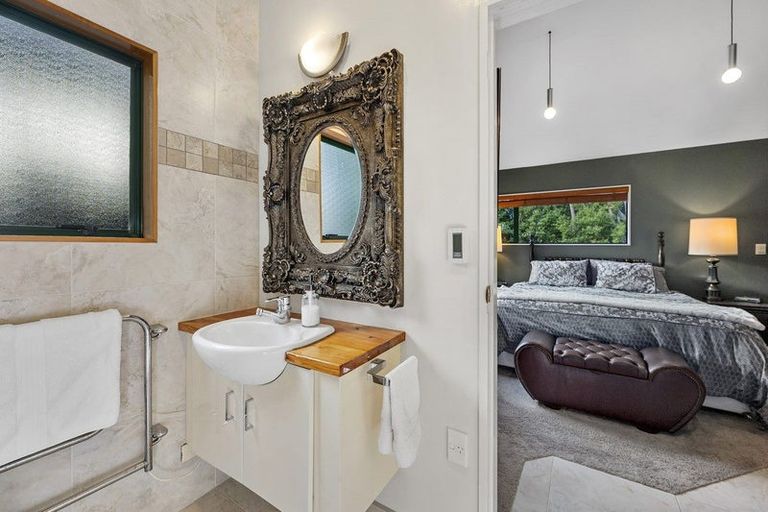 Photo of property in 28 Tyrico Close, Unsworth Heights, Auckland, 0632