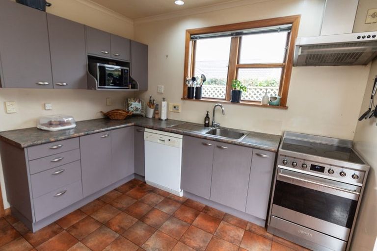 Photo of property in 9 Pinkerton Grove, Newlands, Wellington, 6037