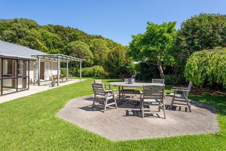 Photo of property in 16 Iti Grove, Waikanae, 5036