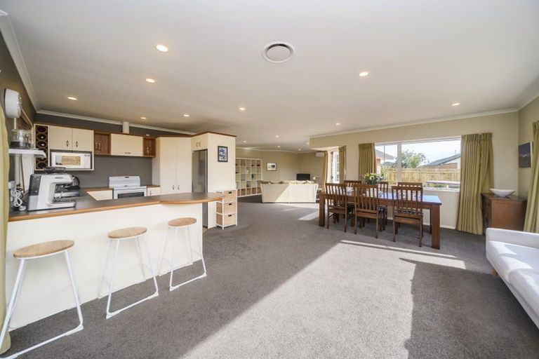 Photo of property in 5 Sycamore Crescent, Fitzherbert, Palmerston North, 4410