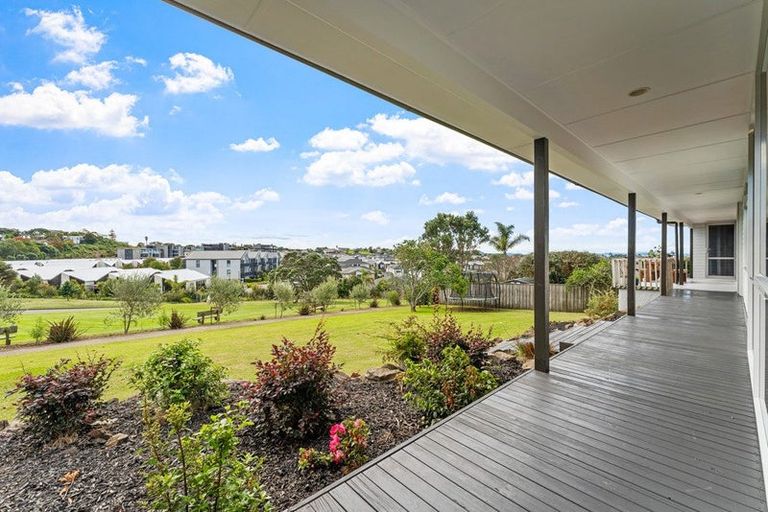 Photo of property in 12 Tawhana Crescent, Red Beach, 0932