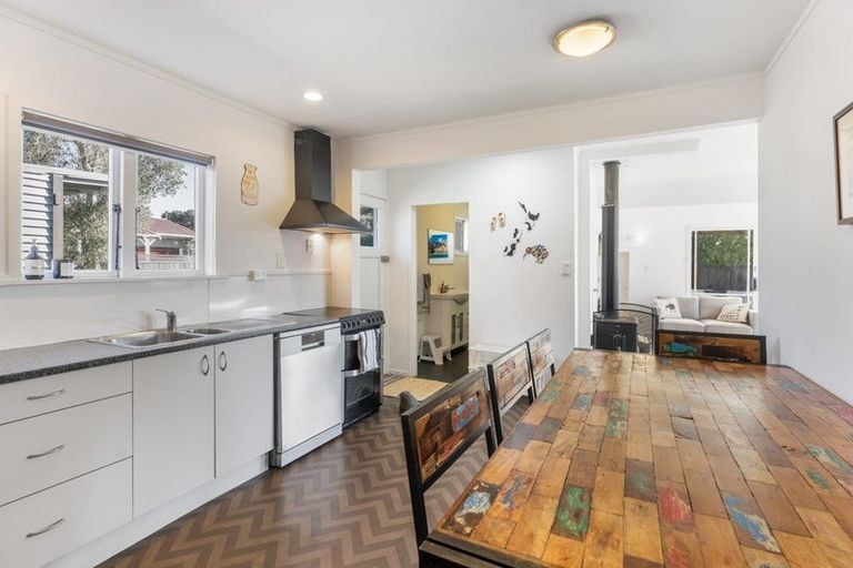 Photo of property in 30 Rangihiroa Street, Waikanae Beach, Waikanae, 5036